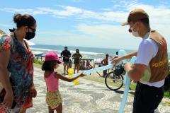 Durante blitz educativa, PM leva conscientização à população com abordagens educativas e lúdicas em Matinhos (PR)