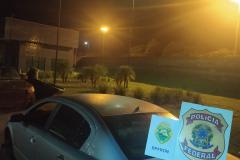 BPFron e PF apreende dois veículos carregados com cinco mil pacotes de cigarros contrabandeados em Guaíra (PR)