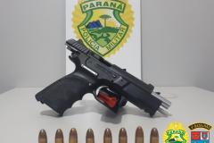No Noroeste, PM prende cinco pessoas e apreende arma de fogo e motocicleta