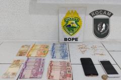 Durante Verão Consciente, PM encaminha três pessoas, apreende crack e cumpre um Mandado de Prisão em Guaratuba (PR)