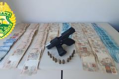 PM prende homem, apreende pistola e mais de R$ 7,4 mil em dinheiro em Paranaguá (PR)