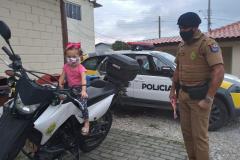Admiradora da PM vai com a família visitar unidade da PM em Fazenda Rio Grande, na RMC