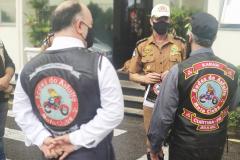 Coordenador do Moto Clube Bodes do Asfalto de Curitiba homenageia BPTran pelos 69 anos de atuação 