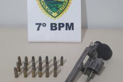 PM cumpre dois Mandados Judiciais, prende duas pessoas e apreende arma de fogo e drogas em Goioerê, no Noroeste do Paraná