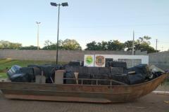 Ação do BPFron, do BOPE e da PF resultou na apreensão de um caminhão e um barco, carregados com cigarros contrabandeados
