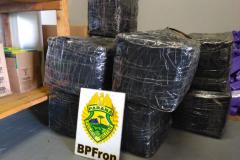 BPFron recupera carro roubado carregado com 262 quilos de insumo para suplementos contrabandeados em Cascavel (PR)