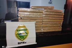 No Noroeste do estado, policiais militares rodoviários apreendem mais de 20 quilos de maconha que seriam levados até Santa Catarina