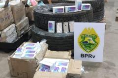 Grande quantidade de contrabando é apreendido pelo BPRv em meio a carga de farinha de trigo no Oeste do estado