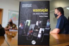 Oficiais da PM do Paraná lançam livro sobre doutrina e prática de Negociação em Crises