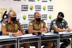 Um grupo responsável pelo tráfico de drogas na região da Vitória Régia, no bairro Cidade Industrial de Curitiba (CIC), foi alvo da Operação Palácios, da Polícia Militar, nesta terça-feira (30). As equipes cumpriram 23 mandados de busca e apreensão e 12 mandados de prisão em pontos de venda e consumo de drogas e nas residências de pessoas envolvidas com a atividade criminosa. A operação prendeu dez pessoas. Mais de R$ 55 mil em dinheiro, além de pistola e drogas (cocaína, maconha e crack) foram apreendidos.