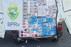 BPRv apreende carro carregado com 23 mil maços de cigarros contrabandeados em ação conjunta com a Receita Federal