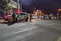 Policiais militares prestam orientações sobre o cumprimento do decreto governamental durante operação AIFU em Cianorte (PR)