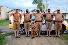Menino admirador da PM recebe visita de policiais e ganha fardinha de presente de aniversário em Morretes (PR)