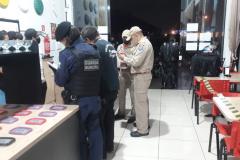 AIFU fiscaliza 22 estabelecimentos comerciais e aborda 50 pessoas em Fazenda Rio Grande, na RMC