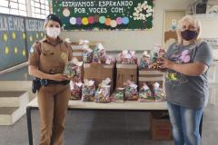 Batalhão da PM doa 270 kits com doces e chocolates para entidades que atendem crianças carentes da CIC, em Curitiba