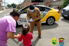 Batalhão da PM de Pinhais, na RMC, doa mais de mil kits de chocolates para crianças carentes