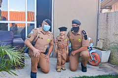 Policiais militares visitam e doam fardinha para pequeno fã da PM em Colombo, na RMC