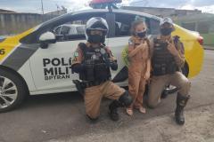 Policiais do BPTran visita fã da PM que faz tratamento contra leucemia e a presenteiam com fardinha em Curitiba (PR)