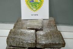 Mais de 15 quilos de maconha e cocaína são apreendidos pela PM em Guarapuava e Laranjeiras do Sul, em ocorrências distintas