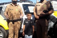 Em Maringá (PR), menino fã da PM recebe policiais na sua festa de aniversário