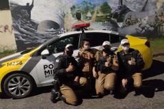 Policiais militares de Curitiba e de Pinhais se juntam e fazem surpresa para menina fã da PM