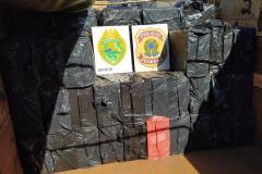 Grupo foge de abordagem e abandona caminhão com 350 mil carteiras de cigarros em Mercedes (PR)