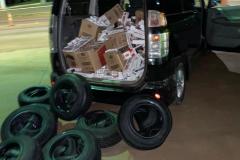 BPRv apreende carro carregado com 1,5 mil pacotes de cigarros e 50 pneus contrabandeados no Oeste do estado