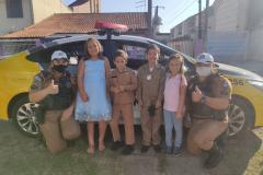Policiais do BPTran participam de festa de aniversário de irmãos fãs da PM em Curitiba