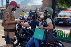 Batalhões da PM participam de campanha de arrecadação de alimentos como marco do início do Maio Amarelo, em Londrina