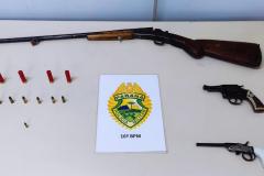 PM dos Campos Gerais apreende armas e localiza foragidos da justiça 