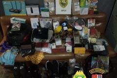 PM flagra dupla fazendo transbordo de carga roubada e recupera encomendas na RMC