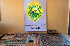 Cinco pessoas são presas pelo BPGd por envolvimento com o tráfico de drogas em Piraquara e mais de 690 porções de drogas são apreendidas
