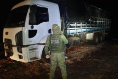 Caminhão com cerca de R$ 1,5 milhão em contrabando é apreendido durante Operação Hórus, em Entre Rios do Oeste (PR)