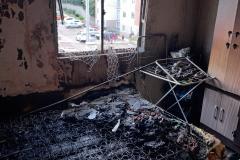 Mulher agredida pelo ex-marido e que teve apartamento incendiado é socorrida por policiais militares em Curitiba
