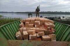 Apreensão de barco e caixas de cigarros em Guaíra durante operação na fronteira causa prejuízo de R$ 1,8 milhão ao crime organizado