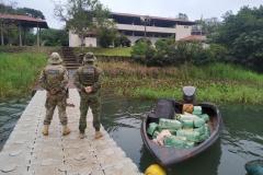 Em Pato Bragado, ação conjunta entre policiais militares e federais resulta na apreensão de 740 kg de maconha em porto clandestino