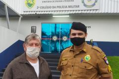 Compositor da melodia do hino da PMPR visita o 2º Colégio da Polícia Militar em Londrina, no Norte do estado
