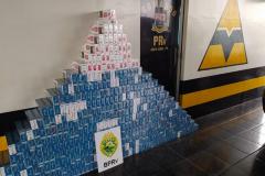 Denúncia anônima auxilia PM a apreender carro carregado com 500 pacotes de cigarros contrabandeados, em Assis Chateaubriand