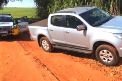 Batalhão de Polícia Rodoviária recupera dois veículos roubados e resgata refém momentos após crime, no interior do Paraná