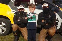 Policiais militares do BPTran visitam fã da PM no dia do seu aniversário em Curitiba