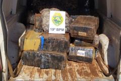 No Oeste do estado, PM apreende carro carregado com 447 quilos de maconha