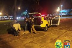 Policiais militares do 4º Batalhão da PM doam roupas para pessoas em situação de rua e visitam crianças no Noroeste do estado