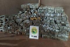 Mais de 400 quilos de maconha e cinco armas de fogo foram apreendidos neste final de semana na região de Foz do Iguaçu