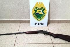 Com uma hora de diferença entre as ocorrências, PM apreende arma de fogo ilegal, encaminha suspeito e recupera carro furtado, no Sudoeste do estado