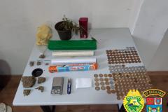 Em Apucarana, PM cumpre mandados de Busca e Apreensão contra o tráfico de drogas; quatro pessoas foram presas