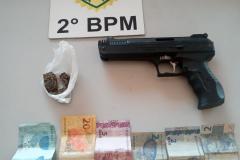 PM apreende uma arma de fogo, um simulacro e porções de maconha no Norte do estado