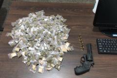 PM prende dois homens e apreendem 329 porções de maconha e uma arma de fogo na RMC