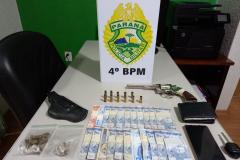 PM recupera um carro e apreende uma arma de fogo e drogas no Noroeste do estado