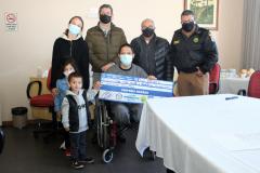 Soldado Kaseker da PMPR recebe valor arrecadado com campanha solidária promovida por associações da classe policial militar