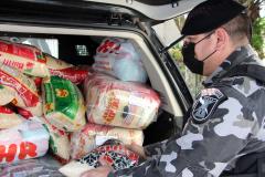 Mais de duas toneladas de alimentos são doados pelas equipes do BPChoque e do BOPE para instituições de caridade da Capital e RMC